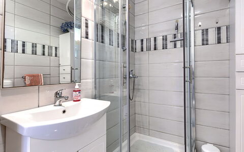 Poreč 128: Bagno, Idraulico Fixture, Interior Design, Pavimentazione, Pavimento, Lavello, Idraulico, Rubinetto, Gabinetto, Lavandino Del Bagno