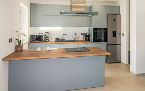 Villa Temelia: Cucina, Controsoffitto, Mobilia, Elettrodomestico Da Cucina, Cabinetry, Interior Design, Pavimentazione, Apparecchio Major, Legna, Cucina Stufa