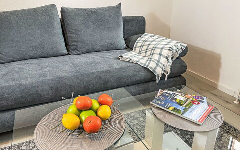 Boddenidyll: Mobilia, Divano, Pavimentazione, Interior Design, Pavimento, Soggiorno, Tavolo, Illuminazione, Casa