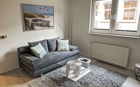 Boddenidyll: Mobilia, Pavimentazione, Divano, Interior Design, Pavimento, Legna, Soggiorno, Camera, Appartamento