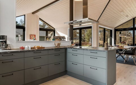 Angelie - from the Sea: Cucina, Controsoffitto, Interior Design, Elettrodomestico Da Cucina, Legna, Pavimentazione, Cabinetry, Soffitto, Mobilia, Pavimento