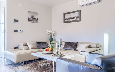 Marina: Mobilia, Interior Design, Divano, Pavimentazione, Pavimento, Soggiorno, Camera, Casa, Tavolo, Soffitto