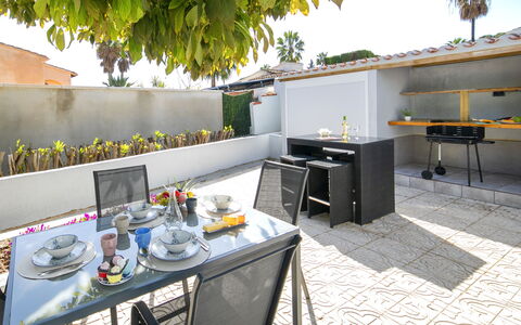 Isa: Mobilia, Sedia, Mobili Da Esterno, Pavimentazione, Tavolo, Pavimento, Vaso Di Fiori, Pianta Della Casa, Tavolo Esterno, Giardino