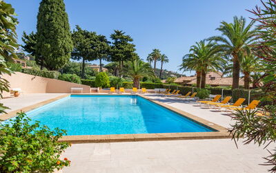 Sainte Maxime 194: Ricorrere, Piscina, Giardino, Hacienda, Landscaping, Eco Hotel, Shade, Hotel, Villa