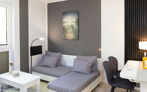 Loddin-Kölpinsee 100: Mobilia, Interior Design, Pavimentazione, Pavimento, Casa, Camera, Appartamento, Illuminazione, Soggiorno, Divano