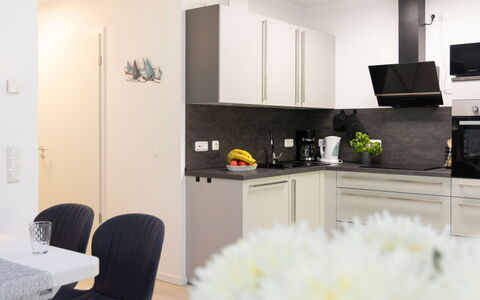 Loddin-Kölpinsee 100: Mobilia, Cucina, Controsoffitto, Interior Design, Elettrodomestico Da Cucina, Cabinetry, Pavimentazione, Lampada, Illuminazione, Soffitto