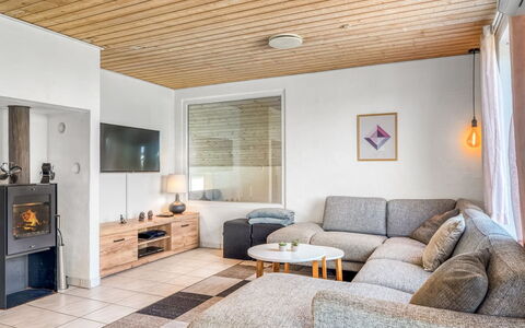 Nikolce - 300M to the Fjord: Mobilia, Interior Design, Pavimentazione, Divano, Pavimento, Parete, Legna, Soffitto, Camera, Soggiorno