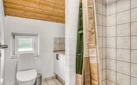 Nikolce - 300M to the Fjord: Parete, Pavimentazione, Legna, Pavimento, Idraulico Fixture, Gabinetto, Toilet Seat, Interior Design, Idraulico, Bagno