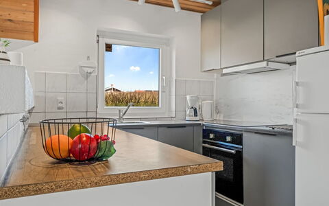 Nikolce - 300M to the Fjord: Cucina, Controsoffitto, Elettrodomestico Da Cucina, Interior Design, Pavimentazione, Mobilia, Legna, Apparecchio Major, Cabinetry, Soffitto