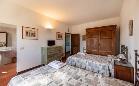 Country House In Tuscan Hills: Letto, Camera Da Letto, Mobilia, Parete, Legna, Lenzuolo, Bedding, Interior Design, Camera, Pavimentazione