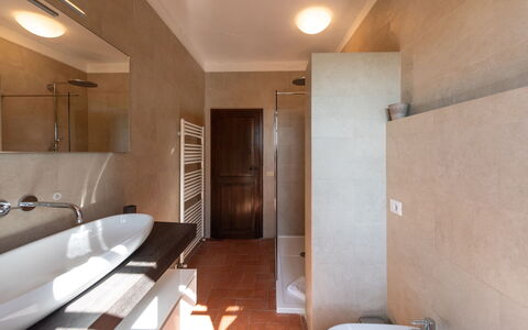 Country House In Tuscan Hills: Bagno, Lavandino Del Bagno, Pavimentazione, Idraulico Fixture, Parete, Pavimento, Interior Design, Lavello, Rubinetto, Soffitto