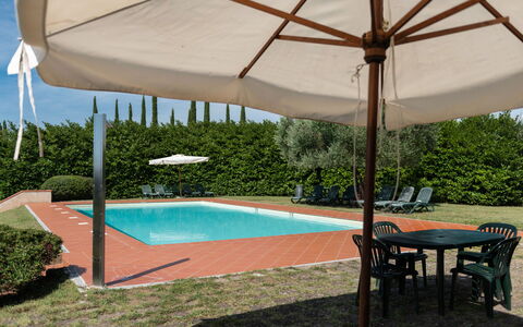 Country House In Tuscan Hills: Piscina, Shade, Ricorrere, Eco Hotel, Mobili Da Esterno, Villa, Hacienda, Landscaping, Cortile, Lettino