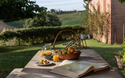 Country House In Tuscan Hills: Cibo, Tavola, Mobilia, Tavolo, Frutta, Serveware, Mobili Da Esterno, Tavolo Esterno, Sedia, Prima Colazione
