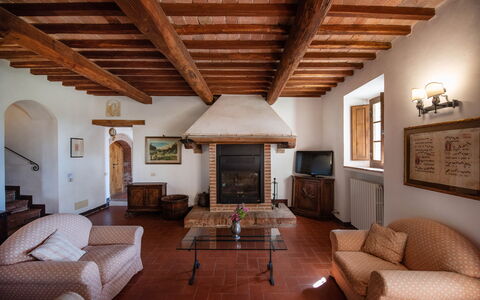Green Hill Apartment In Tuscan Countryside: Parete, Pavimentazione, Interior Design, Mobilia, Casa, Pavimento, Soffitto, Camera, Soggiorno, Sedia