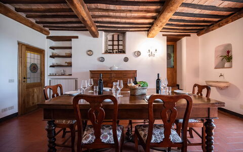 Green Hill Apartment In Tuscan Countryside: Mobilia, Interior Design, Pavimentazione, Legna, Tavolo, Sala Da Pranzo, Cucina & Sala Da Pranzo Tavolo, Pavimento, Soffitto, Camera
