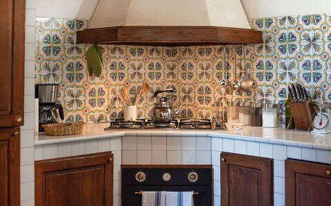 Green Hill Apartment In Tuscan Countryside: Cucina, Interior Design, Pavimentazione, Controsoffitto, Pavimento, Piastrella, Cabinetry, Camera, Soffitto, Elettrodomestico Da Cucina