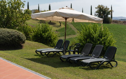 Green Hill Apartment In Tuscan Countryside: Mobilia, Mobili Da Esterno, Sedia, Shade, Lettino, Tavolo Esterno, Giardino, Ombrello, Prato