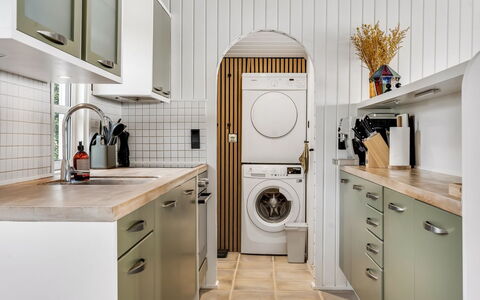 Gesine - 50M to the Fjord: Lavatrice, Apparecchio Major, Lavanderia, Interior Design, Asciugatrice, Elettrodomestico Da Cucina, Cucina, Elettrodomestico, Pavimentazione, Controsoffitto