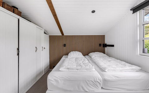 Gesine - 50M to the Fjord: Legna, Interior Design, Pavimento, Soffitto, Pavimentazione, Camera Da Letto, Letto, Telaio Del Letto, Bedding, Color Legno