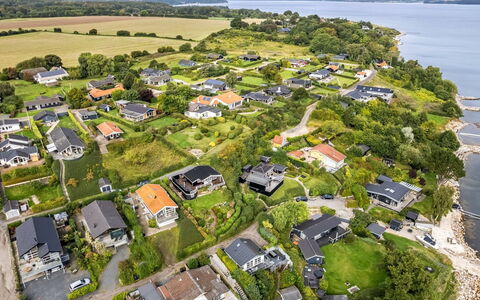 Gesine - 50M to the Fjord: Zona Residenziale, Paesaggio, Costiera E Morfologie Oceanic, Costa, Estate, Sobborgo, Visione Globale, Riva, Baia, Villaggio