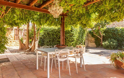 Top Villa Chantal Airco: Mobilia, Shade, Giardino, Struttura Esterna, Vaso Di Fiori, Mobili Da Esterno, Sedia, Backyard, Eco Hotel, Cortile