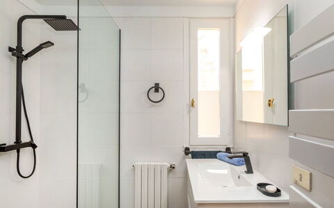 Top Villa Chantal Airco: Bagno, Idraulico Fixture, Interior Design, Pavimentazione, Parete, Pavimento, Specchio, Lavello, Lavandino Del Bagno, Rubinetto