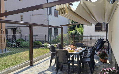 Irene: Shade, Tenda, Vaso Di Fiori, Struttura Esterna, Pianta Della Casa, Portico, Balcone, Backyard, Giardino, Sedia