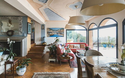 Villa Vernazza: Mobilia, Interior Design, Tavolo, Divano, Sedia, Soggiorno, Pianta Della Casa, Tavolino Da Caffè, Color Legno