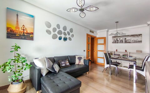 Malaga Pacifico: Mobilia, Pavimentazione, Casa, Pavimento, Sedia, Shade, Appartamento, Mobili Da Esterno, Pianta Della Casa, Cucina & Sala Da Pranzo Tavolo