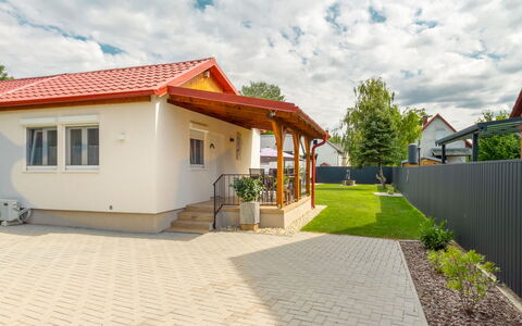 Mediana: Mobilia, Pavimentazione, Casa, Pavimento, Sedia, Shade, Appartamento, Mobili Da Esterno, Pianta Della Casa, Cucina & Sala Da Pranzo Tavolo
