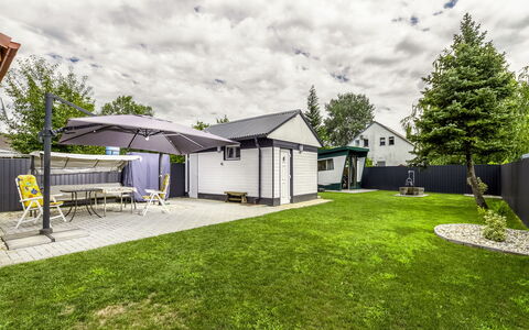 Mediana: Mobilia, Pavimentazione, Casa, Pavimento, Sedia, Shade, Appartamento, Mobili Da Esterno, Pianta Della Casa, Cucina & Sala Da Pranzo Tavolo