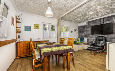 Mediana: Mobilia, Pavimentazione, Casa, Pavimento, Sedia, Shade, Appartamento, Mobili Da Esterno, Pianta Della Casa, Cucina & Sala Da Pranzo Tavolo