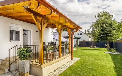 Mediana: Mobilia, Pavimentazione, Casa, Pavimento, Sedia, Shade, Appartamento, Mobili Da Esterno, Pianta Della Casa, Cucina & Sala Da Pranzo Tavolo