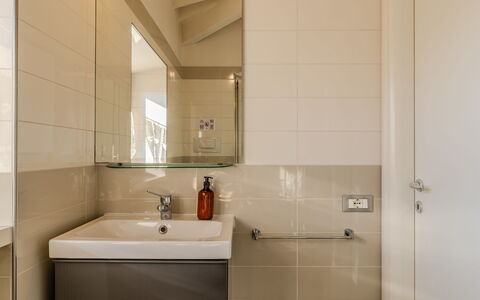Lidia: Bagno, Pavimentazione, Interior Design, Parete, Pavimento, Idraulico Fixture, Lavandino Del Bagno, Lavello, Mobiletto Del Bagno, Rubinetto
