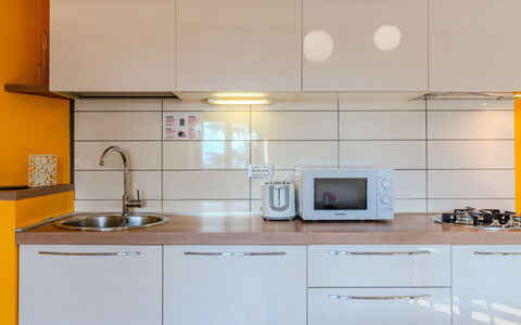 Lidia: Controsoffitto, Cucina, Elettrodomestico Da Cucina, Cabinetry, Apparecchio Major, Interior Design, Pavimentazione, Legna, Lavandino Della Cucina, Mobilia