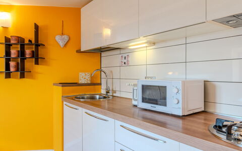 Lidia: Controsoffitto, Interior Design, Parete, Cucina, Pavimentazione, Cabinetry, Legna, Elettrodomestico Da Cucina, Mobilia, Apparecchio Major