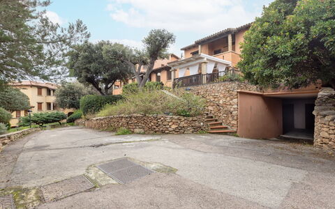 La Veranda di Mirko: Costruzione, Parete, Zona Residenziale, Vegetazione, Casa, Casa, Architettura, Quartiere, Arbusto