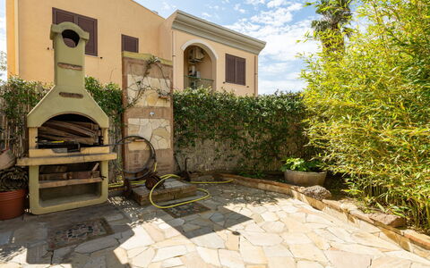 Borghi Piscina: Giardino, Flagstone, Backyard, Shade, Hacienda, Cortile, Cortile, Landscaping, Vaso Di Fiori, Estate