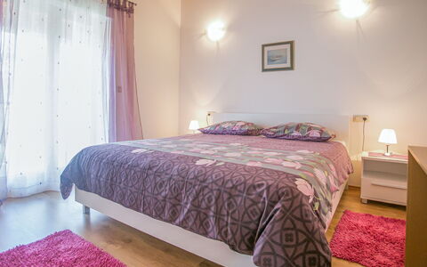 Villa Nevena: Letto, Interior Design, Mobilia, Camera Da Letto, Lenzuolo, Pavimento, Bedding, Soffitto, Pavimentazione, Legna