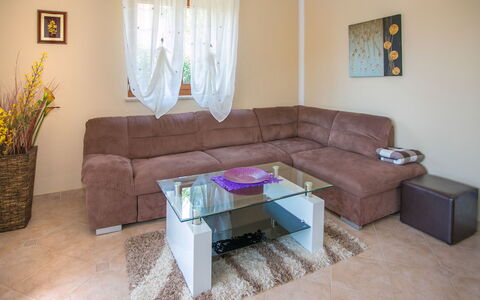 Villa Nevena: Mobilia, Interior Design, Pavimentazione, Divano, Pavimento, Legna, Soggiorno, Tavolo, Camera, Casa