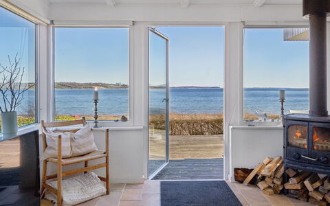 Solbritt - 30M from the Sea: Tetto, Casa, Casa, Villetta, Porta, Raccordo, Deck, Portico, Plank, Latifoglie