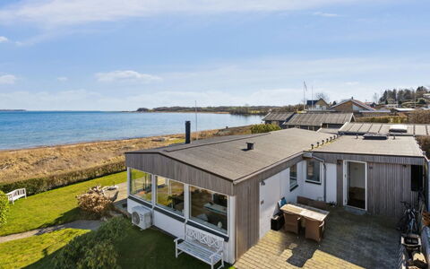 Solbritt - 30M from the Sea: Tetto, Casa, Casa, Villetta, Porta, Raccordo, Deck, Portico, Plank, Latifoglie