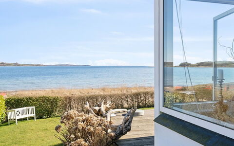 Solbritt - 30M from the Sea: Tetto, Casa, Casa, Villetta, Porta, Raccordo, Deck, Portico, Plank, Latifoglie