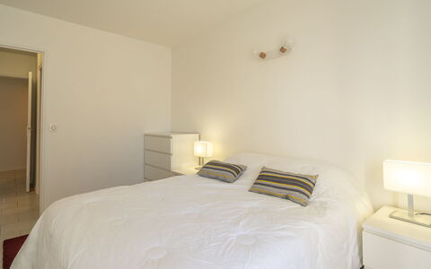 Résidence de Mons: Letto, Camera Da Letto, Interior Design, Parete, Mobilia, Lenzuolo, Soffitto, Legna, Bedding, Pavimento