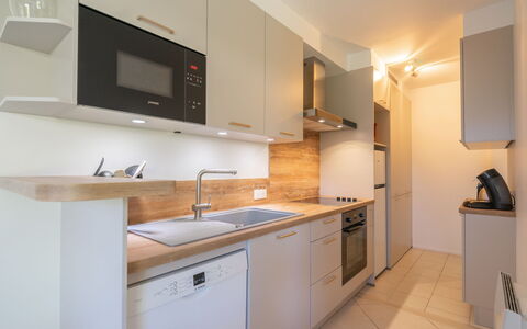 Résidence de Mons: Controsoffitto, Cucina, Interior Design, Elettrodomestico Da Cucina, Cabinetry, Pavimentazione, Apparecchio Major, Mobilia, Legna, Pavimento