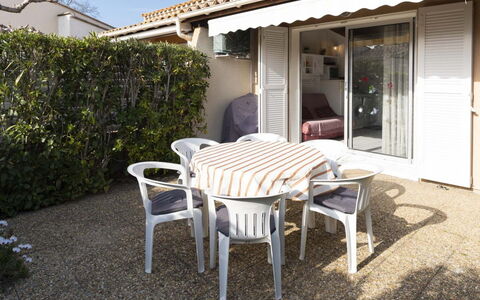 Les Ondines 2: Mobilia, Casa, Mobili Da Esterno, Shade, Sedia, Pianta Della Casa, Tavolo Esterno, Giardino, Cortile, Terrazza