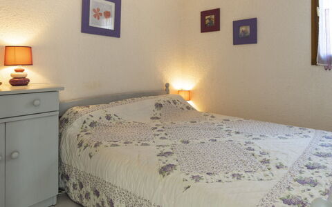 Les Ondines 2: Letto, Mobilia, Camera Da Letto, Bedding, Lenzuolo, Parete, Biancheria, Legna, Interior Design, Camera