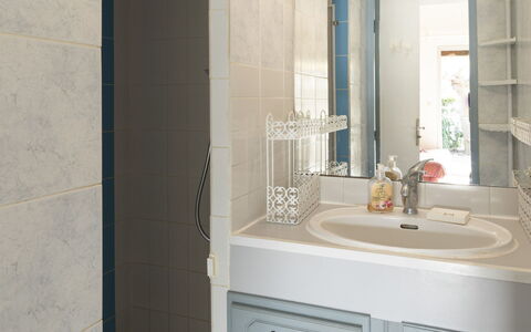 Les Ondines 2: Lavandino Del Bagno, Bagno, Idraulico Fixture, Interior Design, Lavello, Parete, Specchio, Pavimentazione, Rubinetto, Mobiletto Del Bagno
