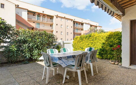 Cristallines: Arbusto, Zona Residenziale, Appartamento, Giardino, Balcone, Landscaping, Cortile, Estate, Shade, Condominio