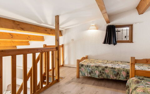 Cristallines: Appartamento, Balcone, Sedia, Shade, Mobili Da Esterno, Illuminazione Diurna, Alluminio